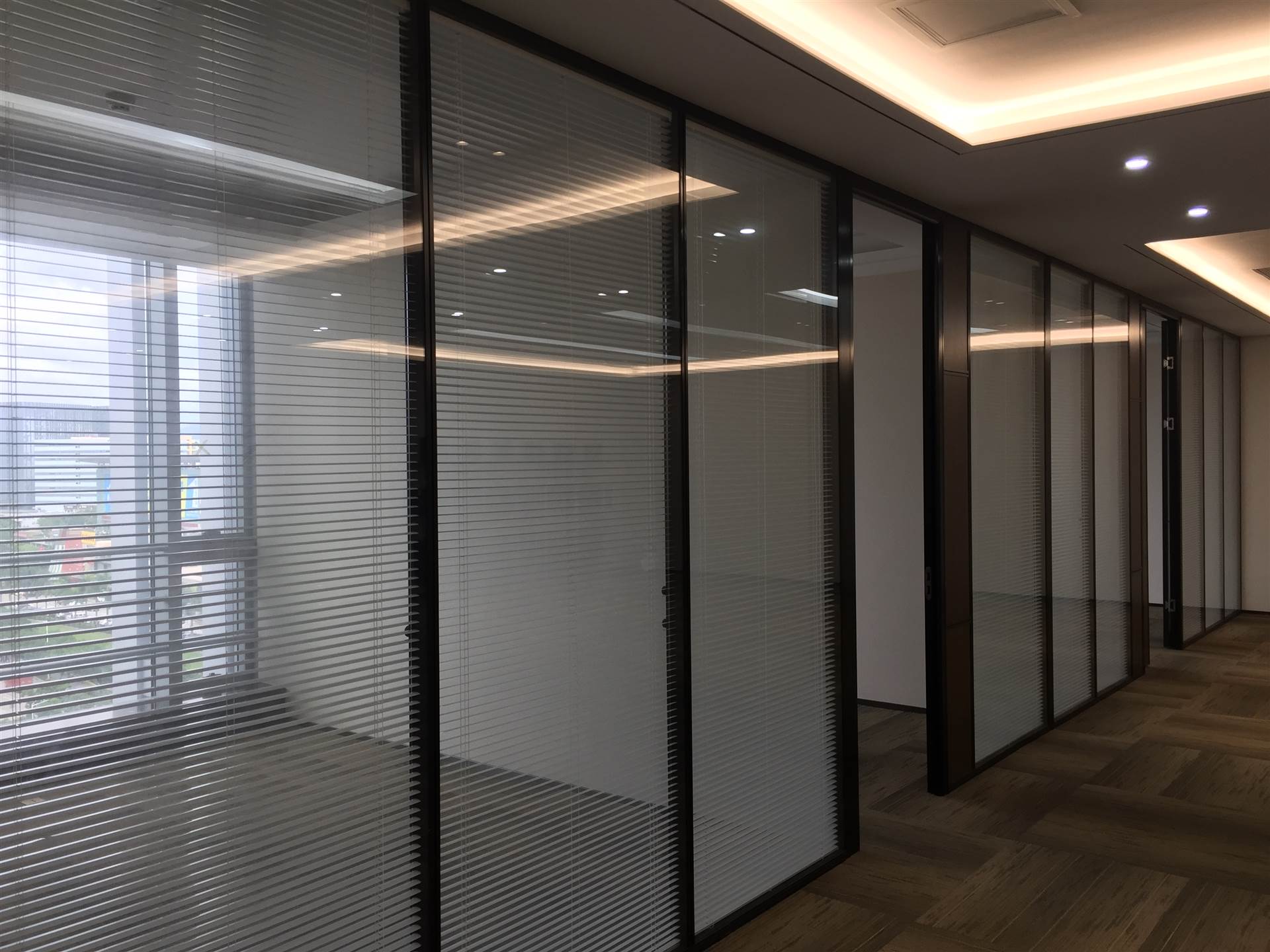深圳办公隔墙 办公室玻璃百叶窗隔断 直销安装