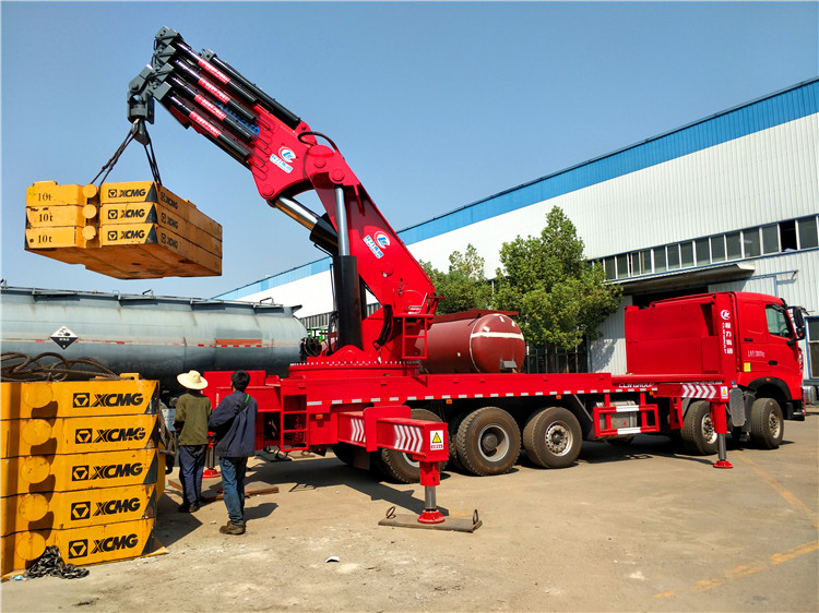 潍坊重汽豪沃200吨折臂吊价格优惠的厂家