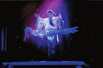 东莞大型魔术人体悬浮/人体分离/东莞魔术表演/魔术