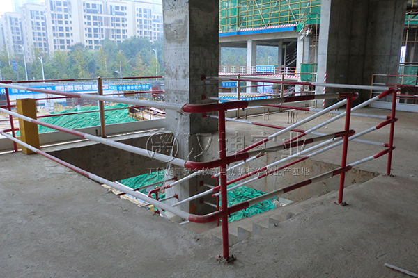 楼梯临边防护栏杆_临边作业的防护栏杆地铁基坑隧道建设施工现场