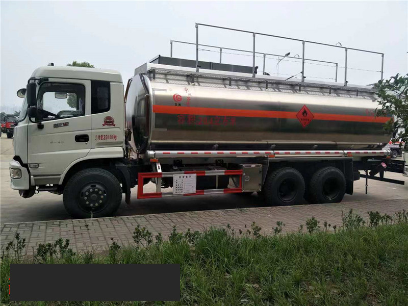 东风御虎后双桥油罐车