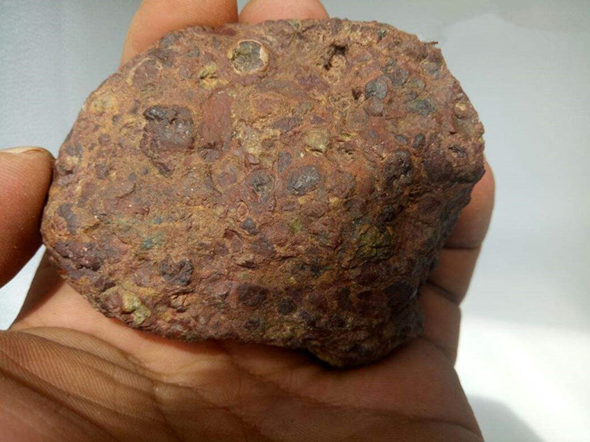 通过大气层燃烧爆炸坠落到地面上的,所以陨石都会有熔壳,气印,龟裂纹