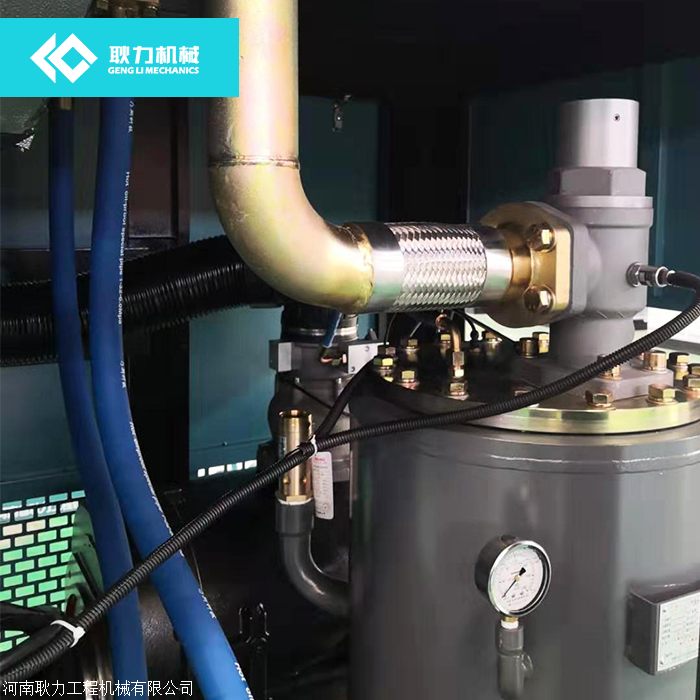 螺杆空压机最小压力阀整个清洗过程完成后放到一旁待装入空压机.
