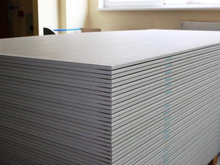 纸面石膏板是以建筑石膏为主要原料,掺入适量添加剂与纤维做板芯,以
