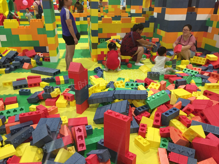巨型积木乐园为你带来各种不同的儿童游乐项目,在能够吸引