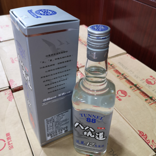 湖州市42度台湾八八坑道纸装金黄色典藏淡丽高粱酒