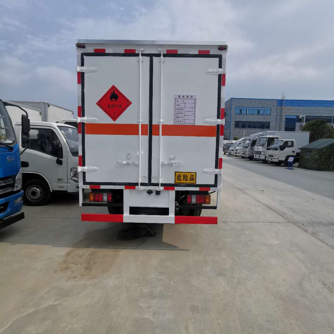 全国配送氨溶液运输车 小型4.2米江铃八类腐蚀品运输车 可分期