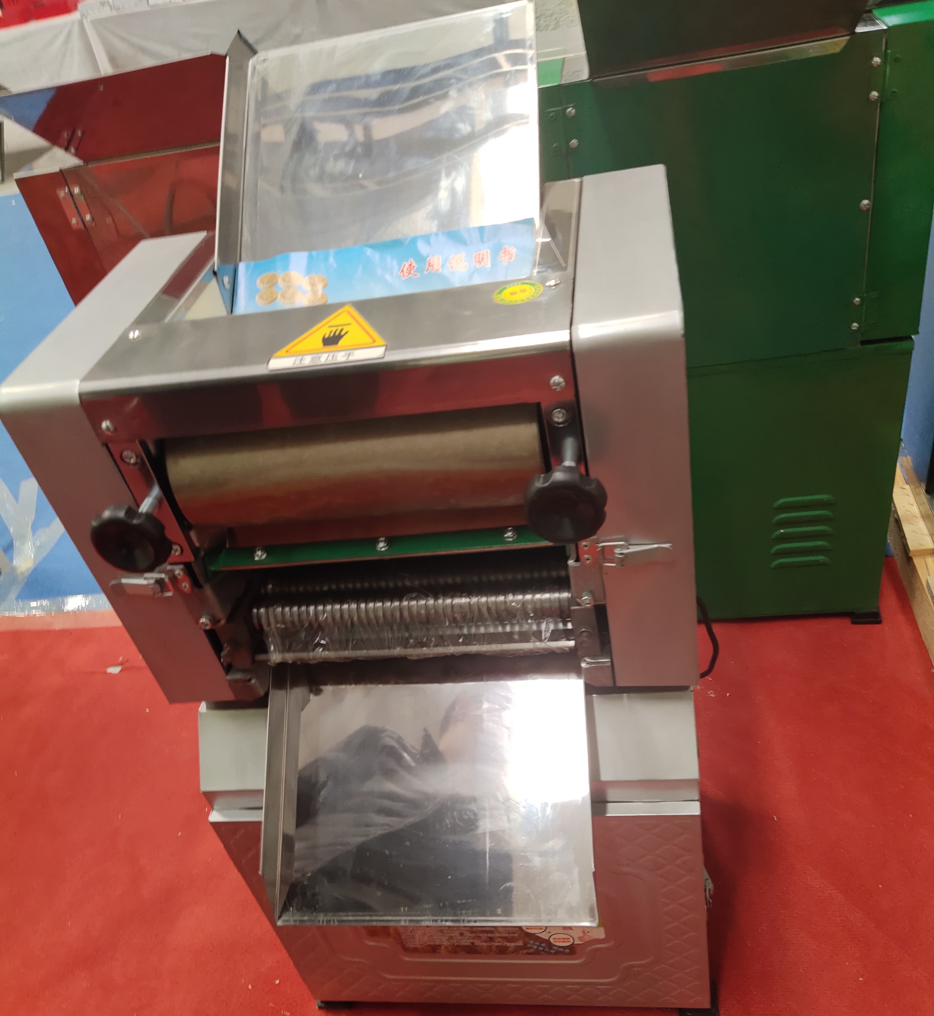 产品展厅 >揉面压面机 揉面压面机效率     4,轧面:先拆下切面刀,调节