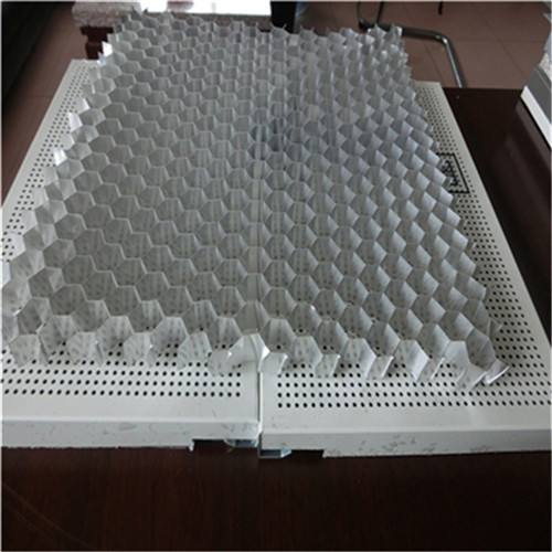 铝蜂窝板装饰面板的材质一般选用3003,5005等牌号,合金成份低的1100