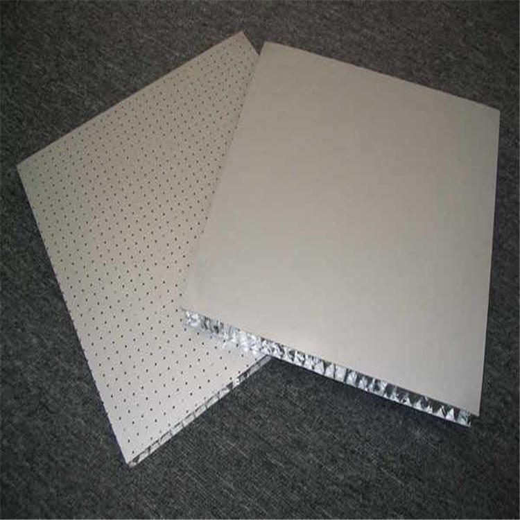 铝蜂窝板具有相同刚度的蜂窝夹层板重量仅为铝板的1/5,钢板的1/10.