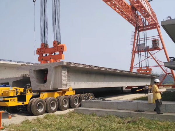 运梁炮车是为公路桥梁架设设计的预制梁运输机械,主要功能是运梁和给