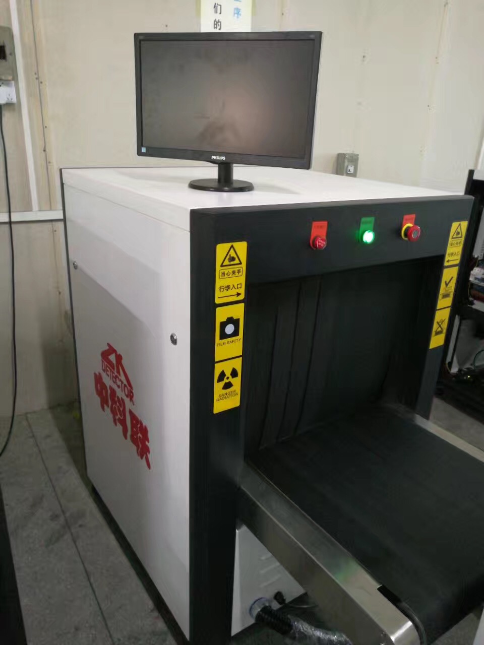 安检机和安检仪利用的是x射线,属于电离辐射,虽然跟手机,电脑的非电离