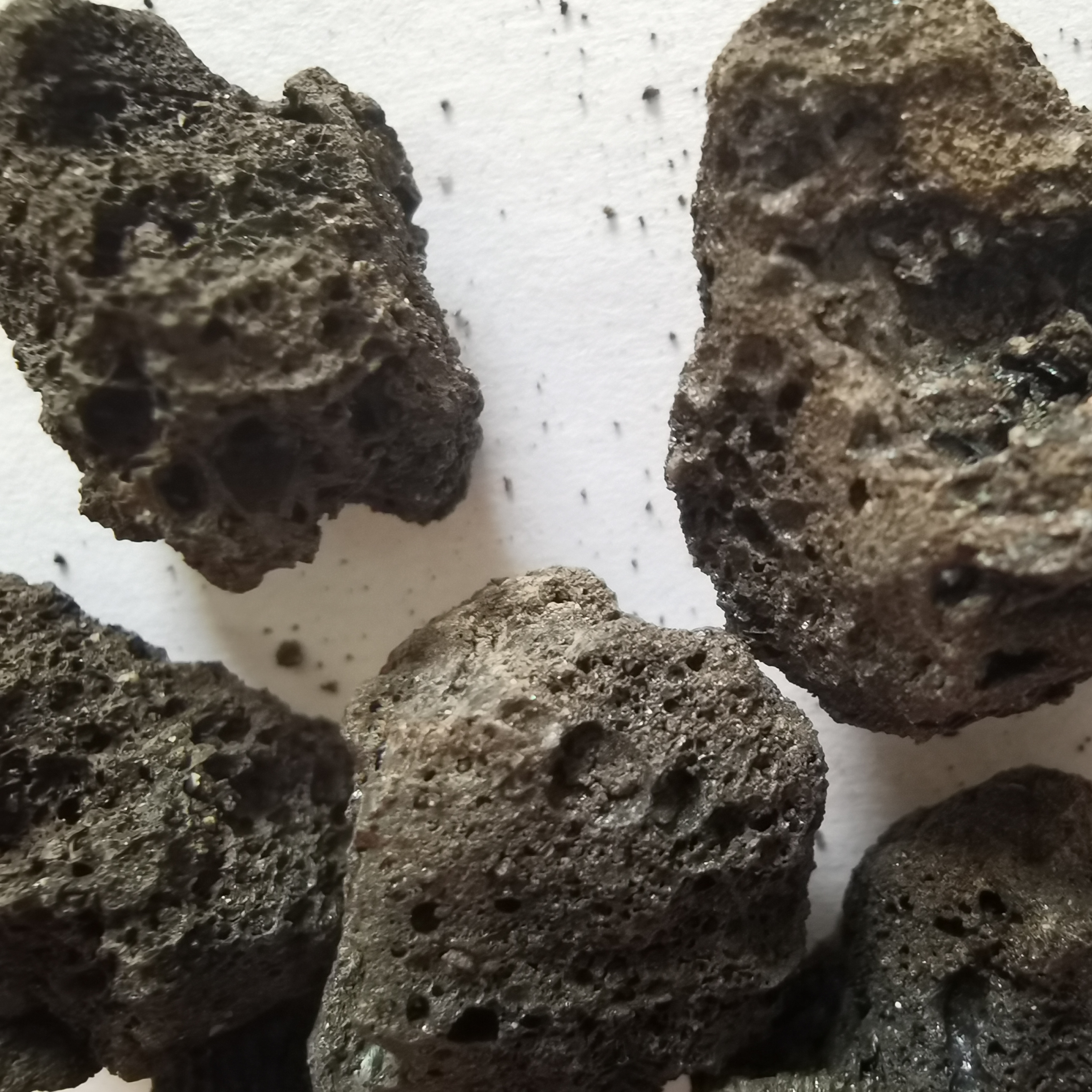 据火山碎屑的粒度可分为沉集块岩,沉火山角砾岩和沉凝灰岩等,以沉