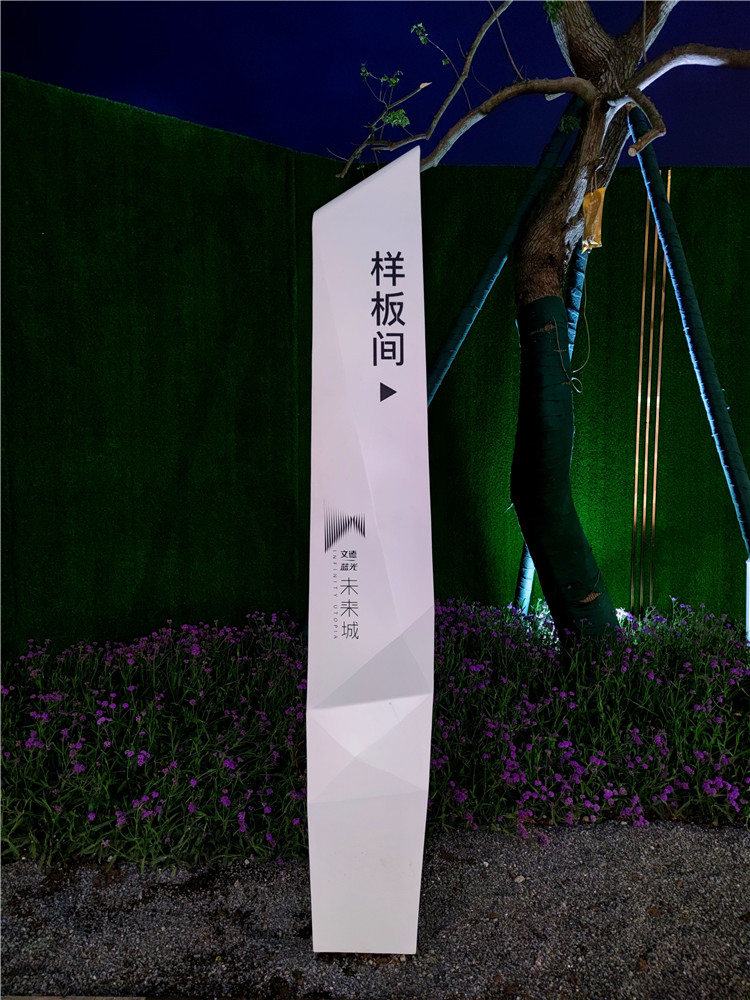 从词语解释上来说:"精神"就是企业的文化面貌,发展诉求;"堡垒"就