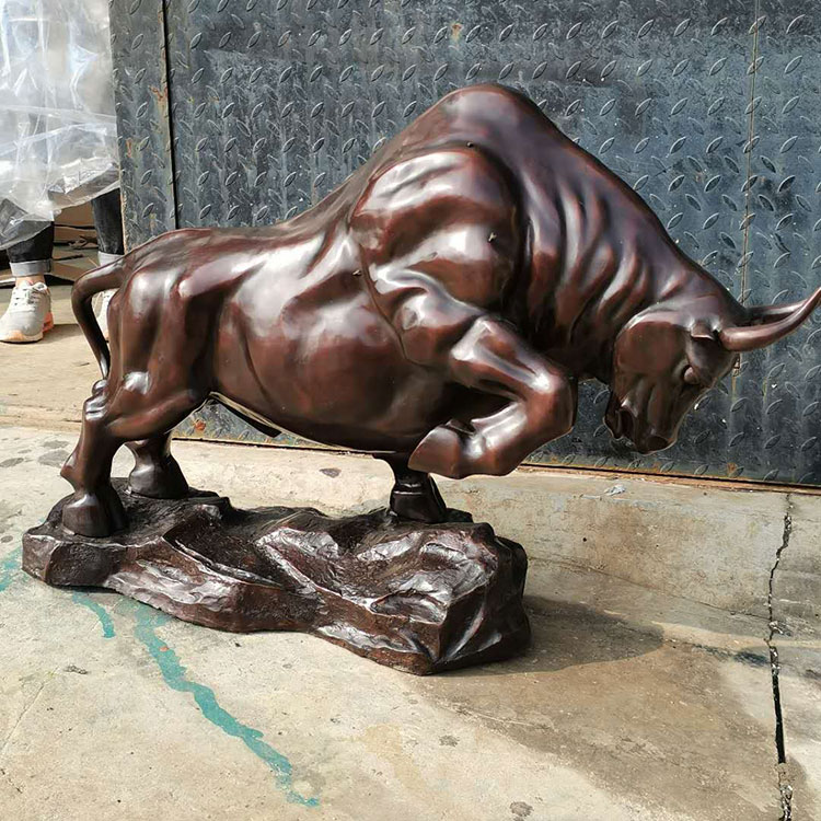 大型铸铜低头奋进牛 石家庄铜雕动物牛雕塑厂家