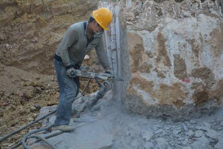供应信息 桩间土开挖:由于本工程施工面积较大,且在破桩头施工开始