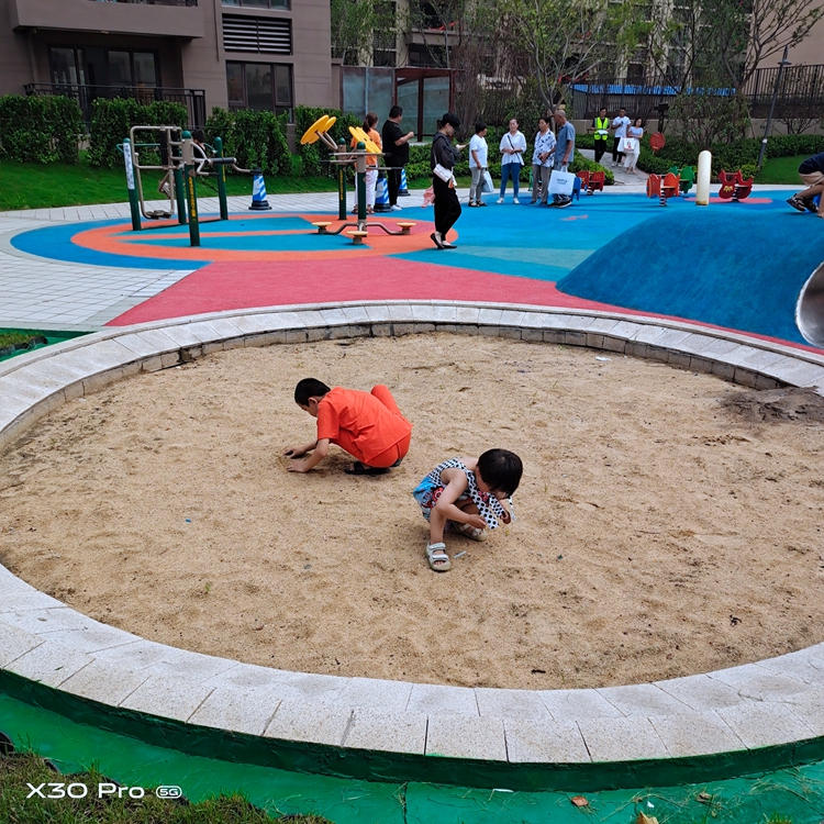 某小区儿童玩海沙的玩法和好处1,儿童会用手抓沙撒下,或把手埋入沙中