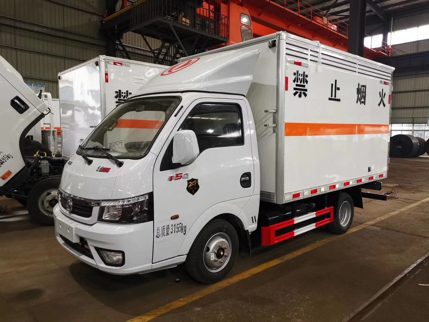 1吨左右易燃液体厢式危货车额载