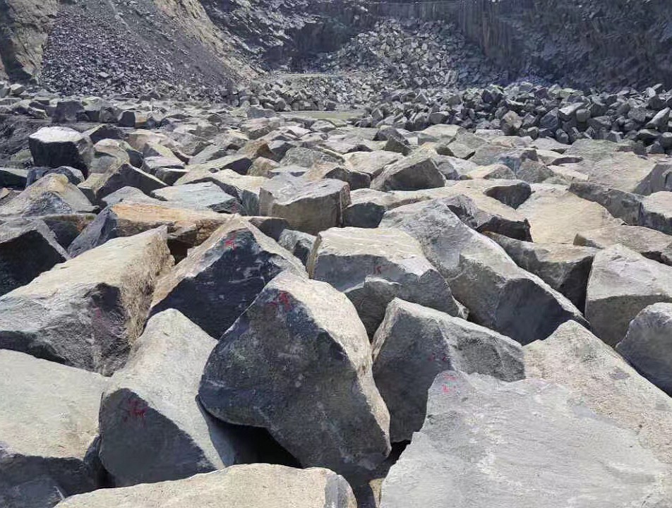 广东花岗岩石材芝麻黑价格墙面芝麻灰鑫荣顺石材自家矿山