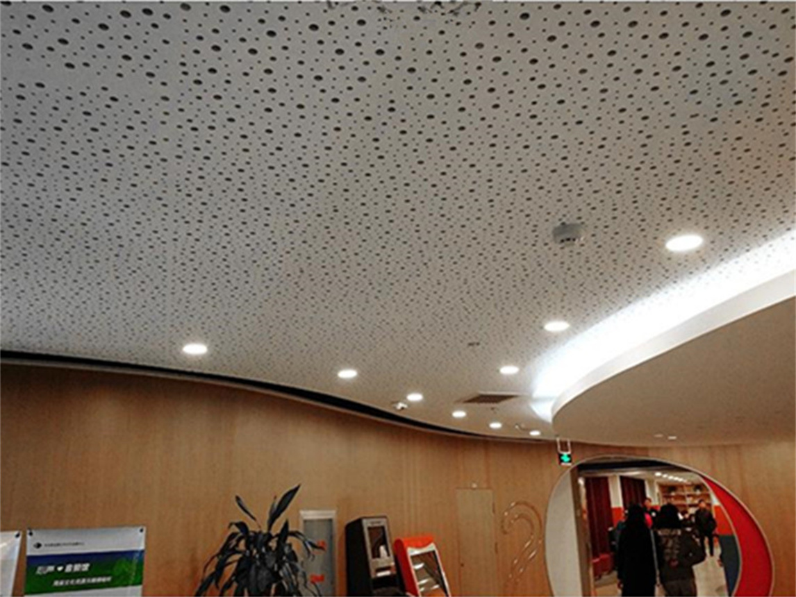 穿孔石膏板大多采用天然石膏及纸面作为原材料,绝不含对人体有害的