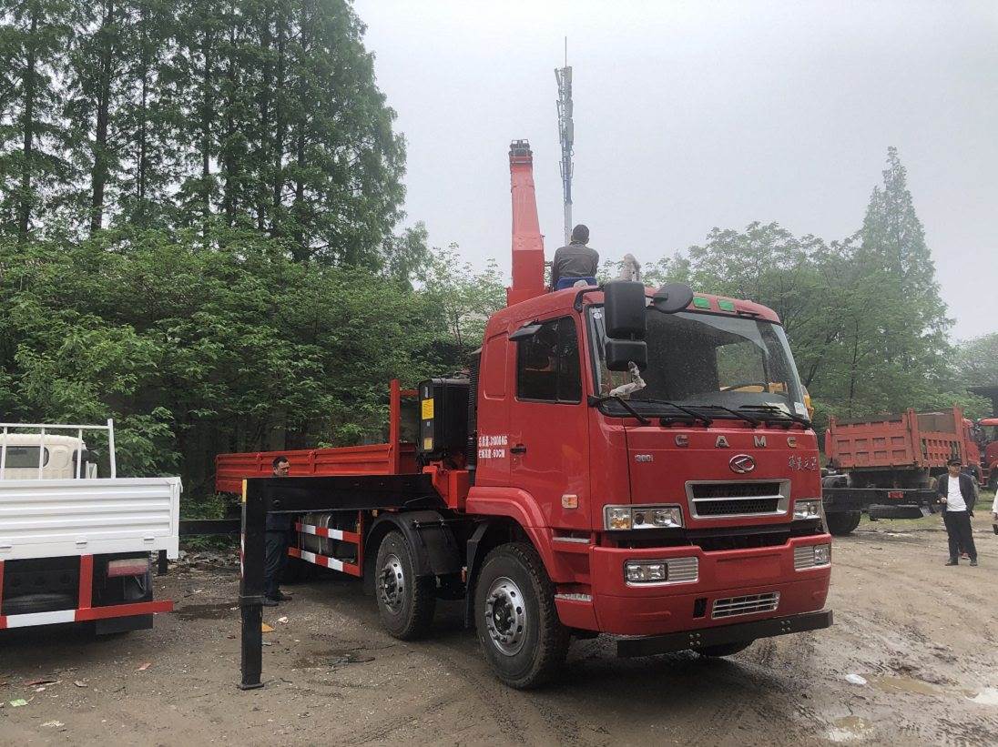 华菱之星星马12吨货车带吊生产厂家