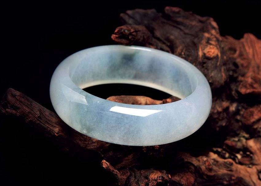 00万---成交日期:2019年4月1日   清末 翡翠手镯