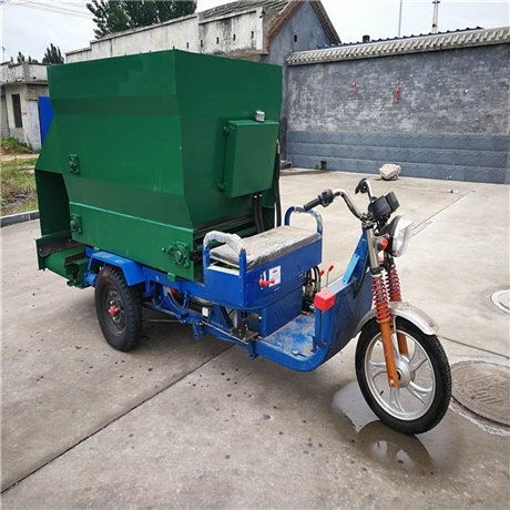 撒料车产品特点 现代化牛场投料撒料车