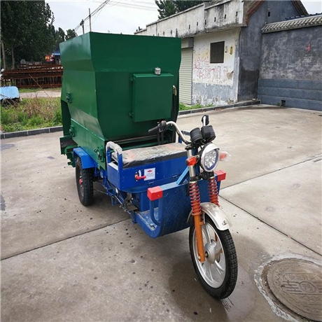 海南牛场多功能柴油撒料车自走式养牛饲喂撒料车