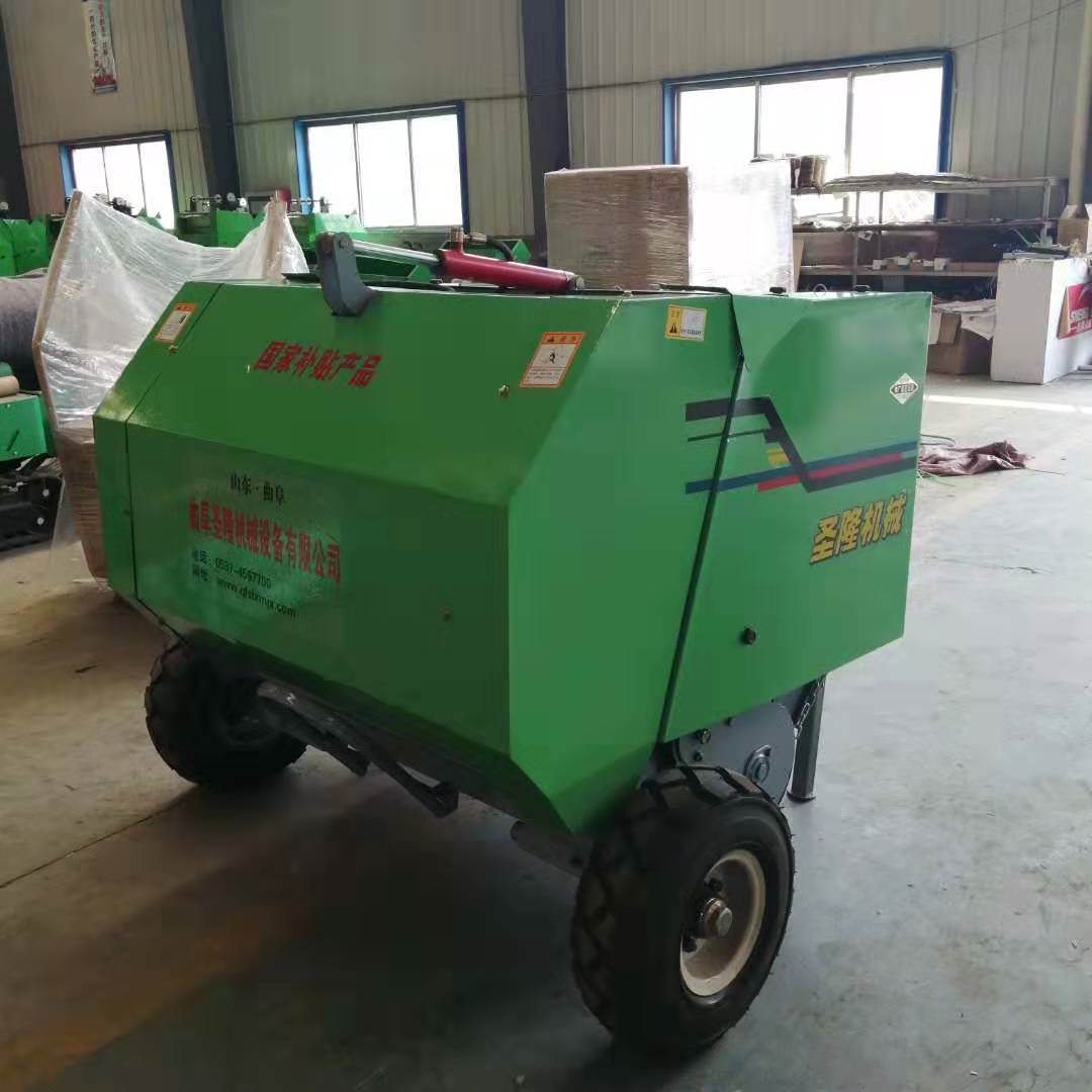 拖拉机带玉米秸秆捡拾机
