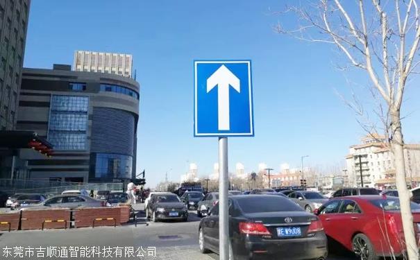  p>  一种单行道的道路标志牌设置