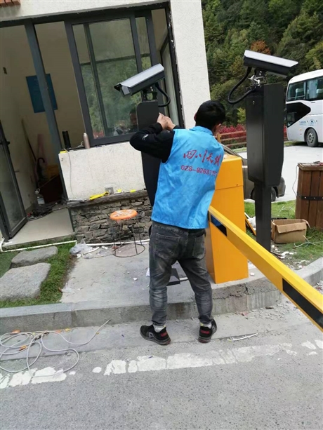 成都停车场车牌识别,道闸安装厂
