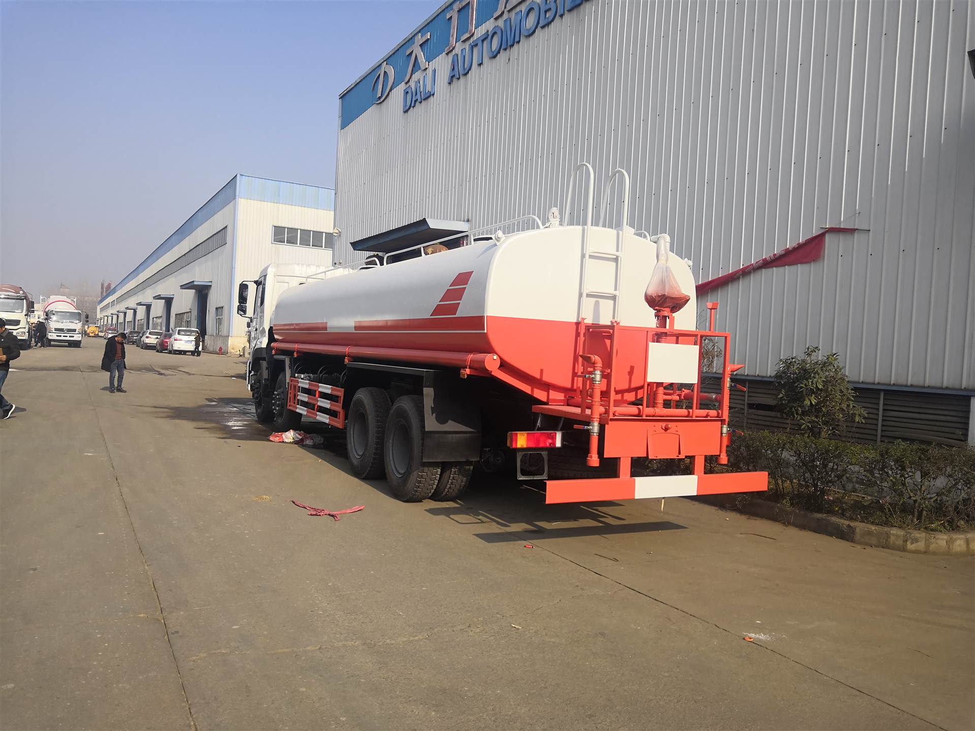 东风天龙25吨洒水车