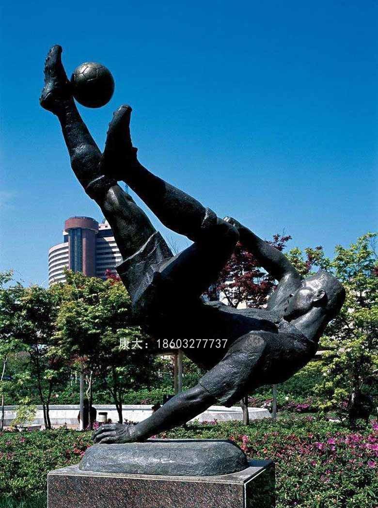 云南康大雕塑 不锈钢踢足球雕塑 金属体育运动校园主题小品