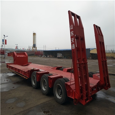 低平板半挂车各部分图片