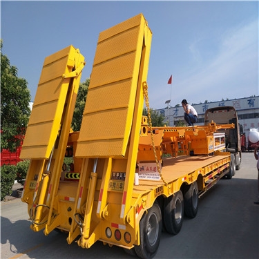 低平板半挂车带液压折叠爬梯
