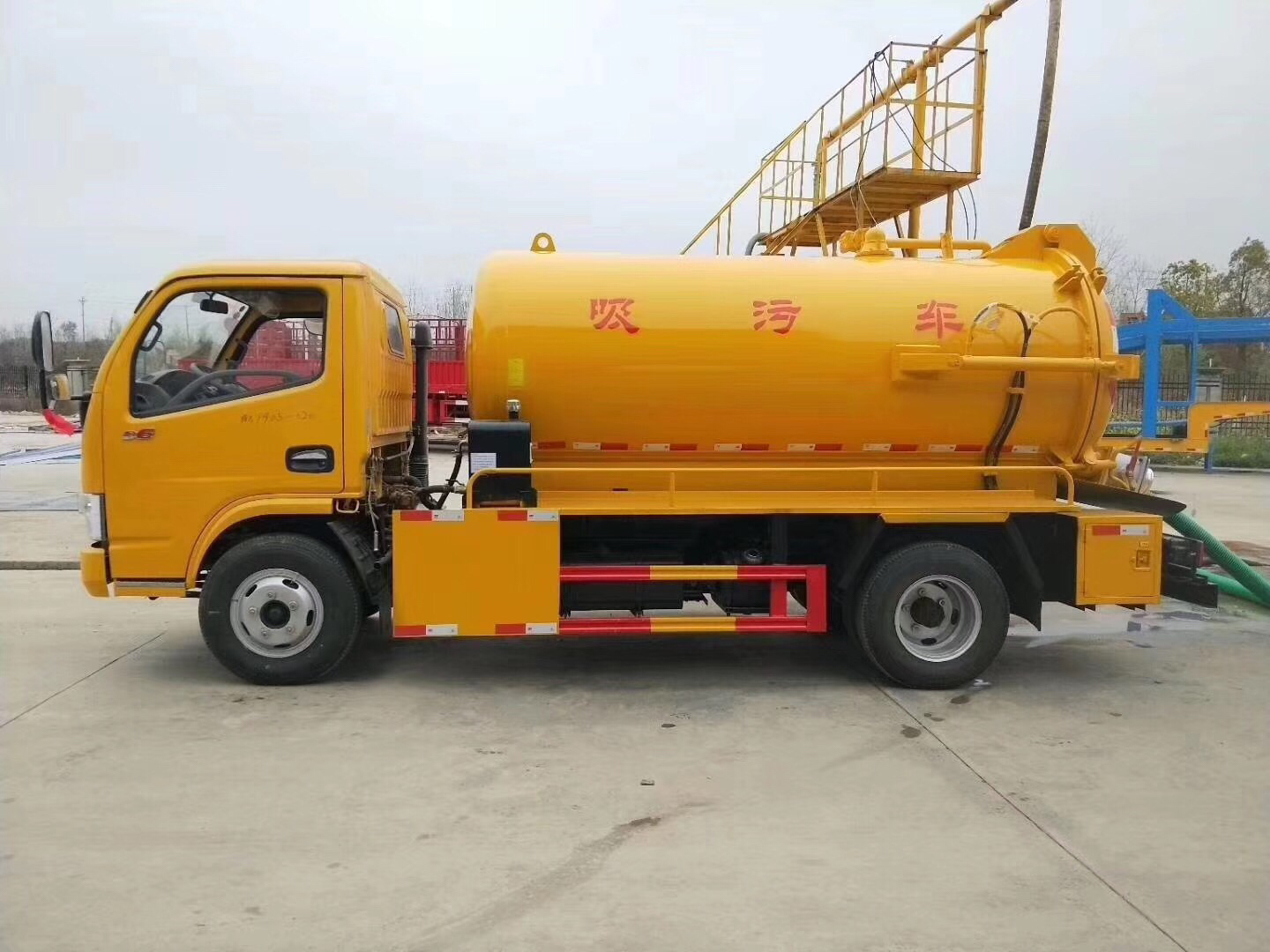 东风小多利卡5方吸污车