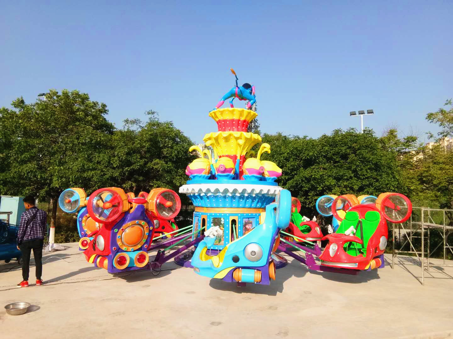 儿童游乐设备蜜蜂喷球车