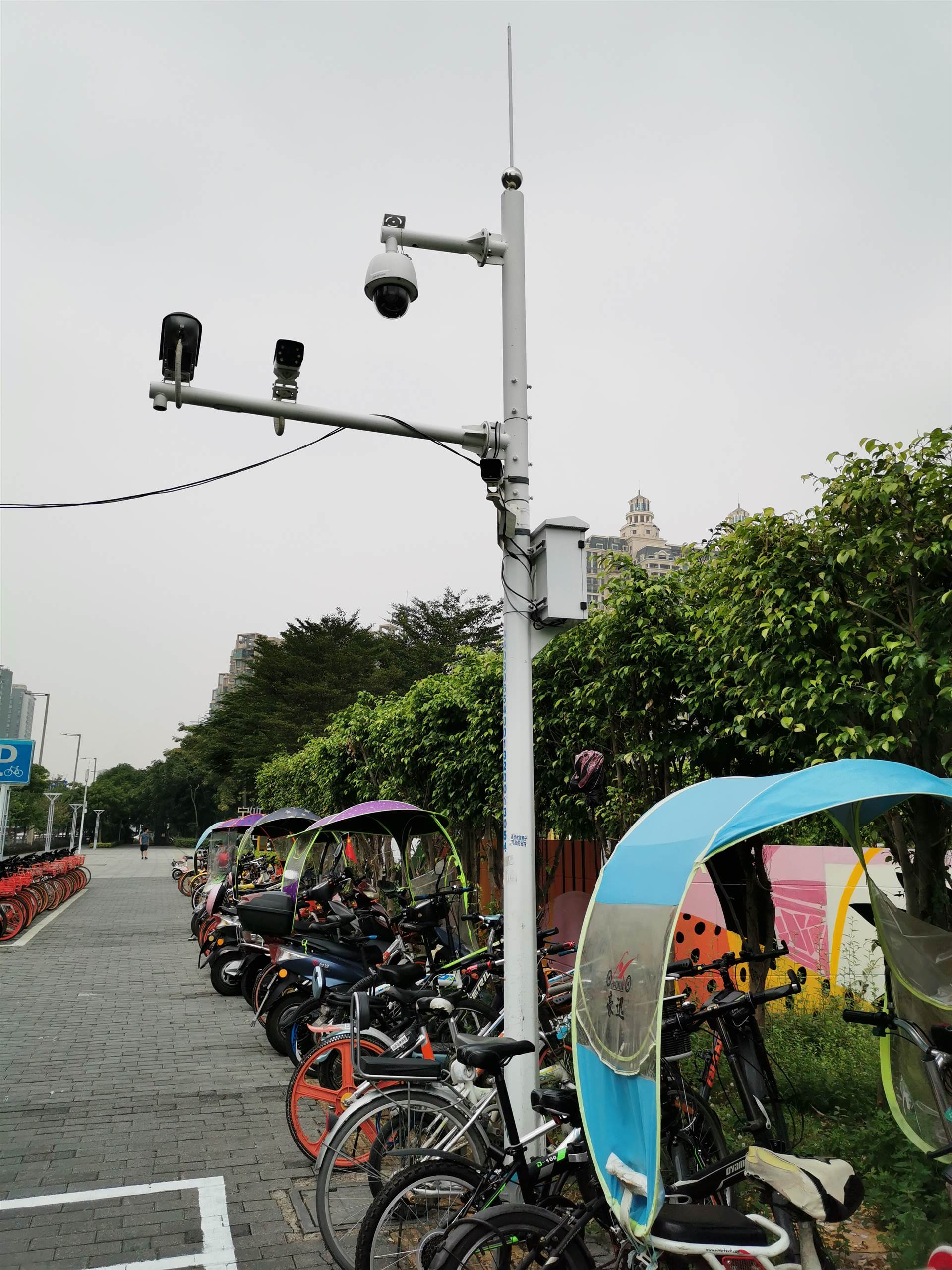 小区监控杆变径杆是视频监控设备的重要组成部分,一般用于户外摄像机