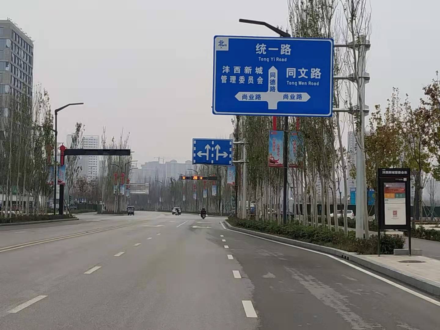 交通路牌立杆三壁