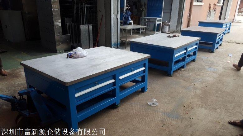 广州技工学校钳工桌定做，富新源修模钳工桌厂家
