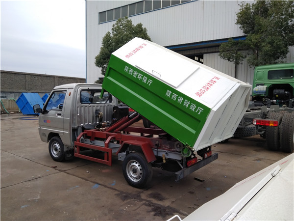 勾臂垃圾车-容积3立方勾臂垃圾车