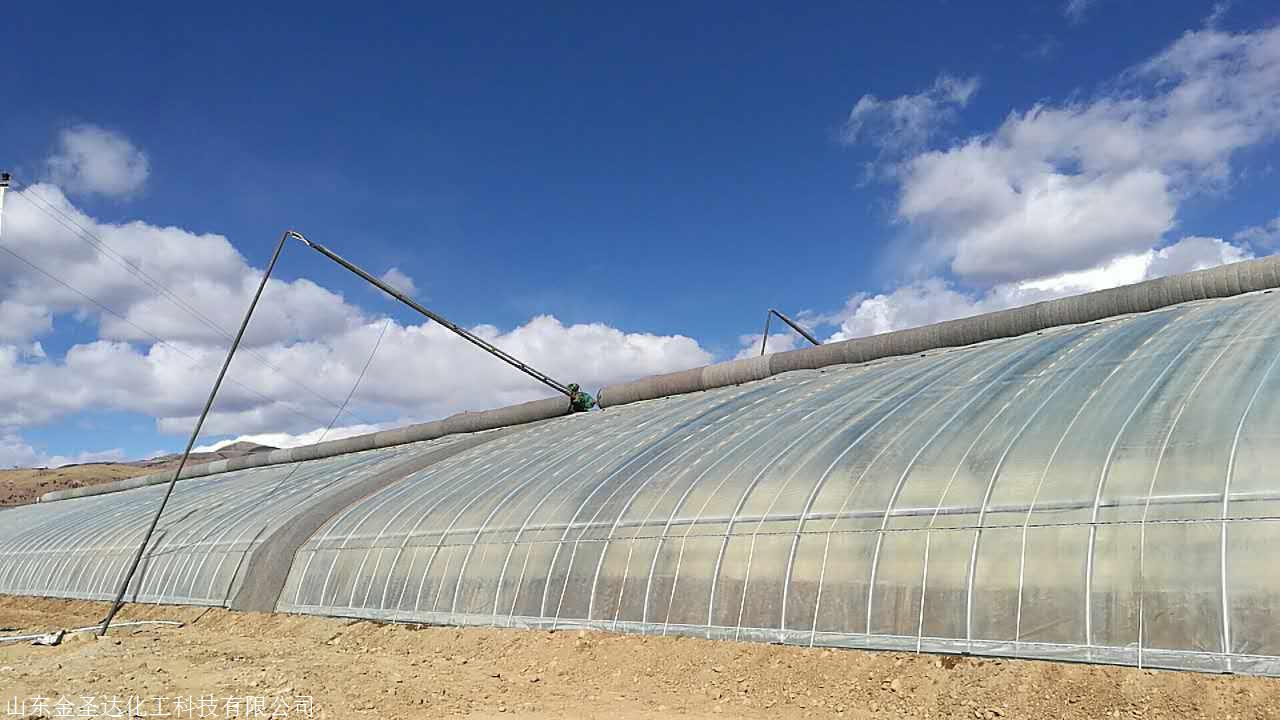 与传统砖土结构大棚不同这是一种由聚苯乙烯泡沫空腔板作为大棚墙体