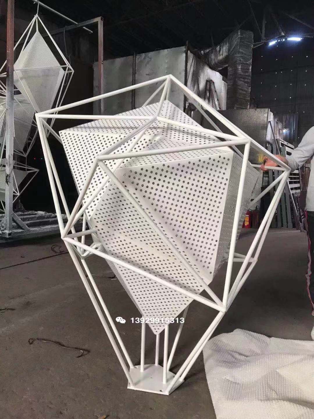 多面体不锈钢石头雕塑 几何面室外环保漆水景不锈钢雕塑