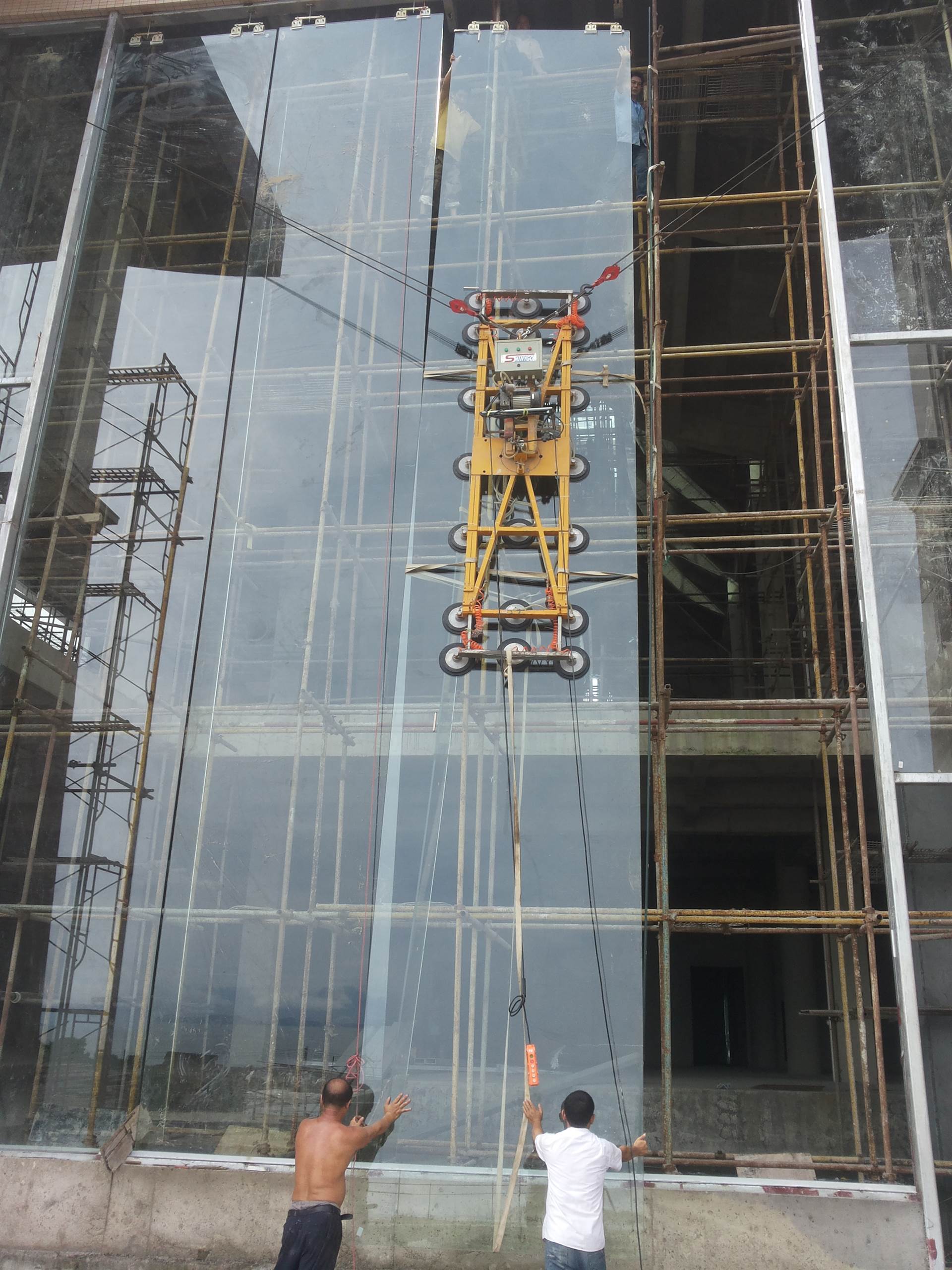 深圳玻璃幕墙更换穿孔铝板玻璃幕墙施工玻璃幕墙施工要注意的事项如下