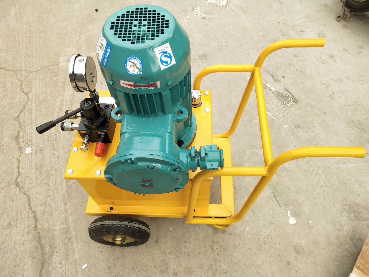 小型电动岩石劈裂机