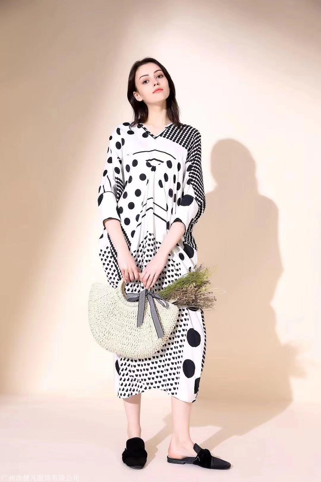 深圳注释品牌女装工厂尾单随性大方棉麻丝面料折扣女装走份批