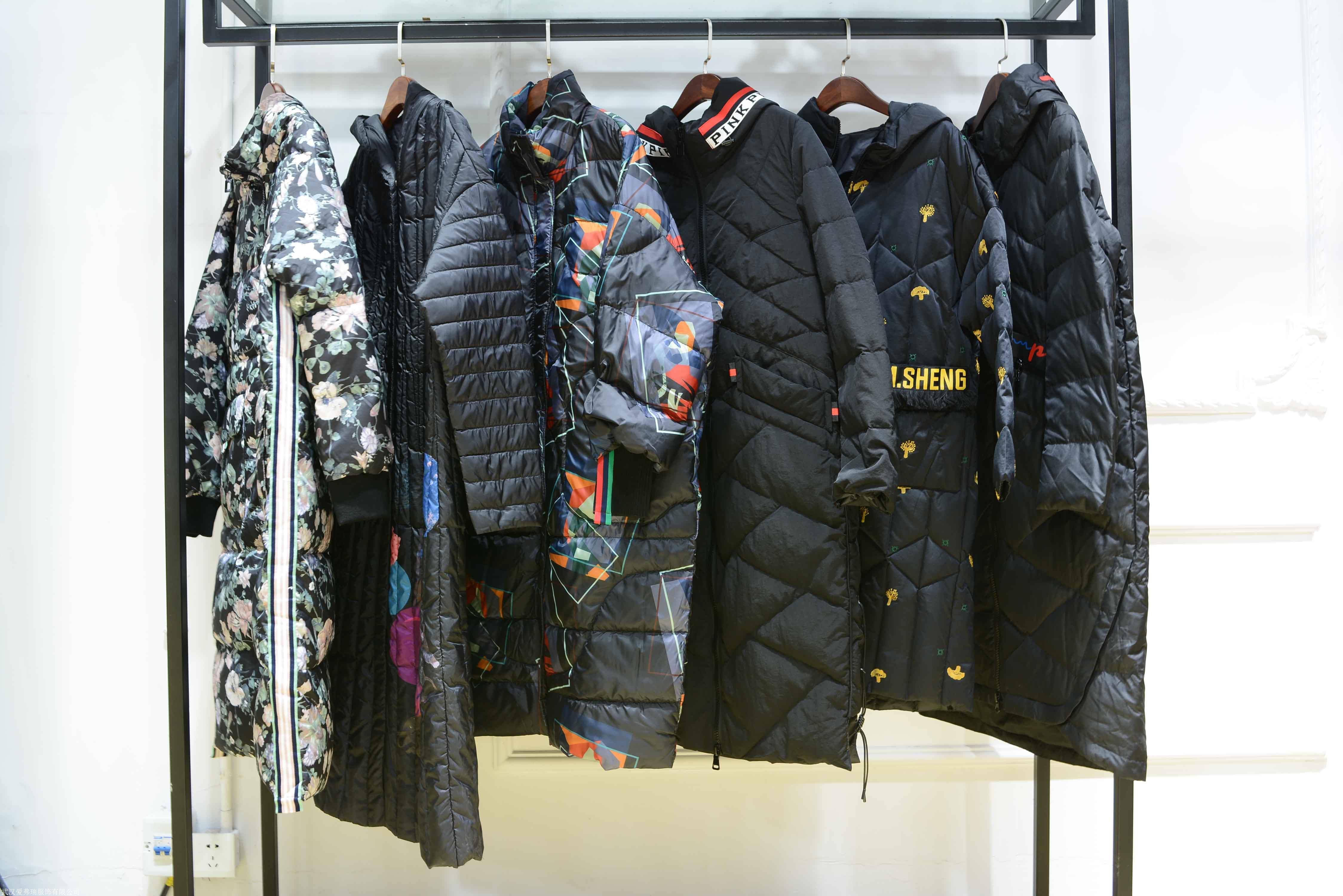 宝莱国际品牌羽绒服女装2019冬中老年大码女装直播