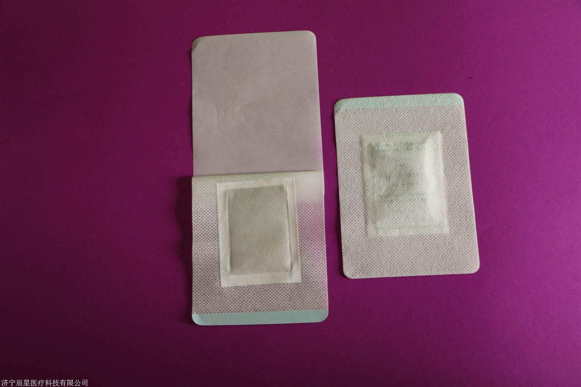 粉剂袋贴由隔离层湿敷药粉包加工,配有增效剂,是风湿骨病患者的治疗