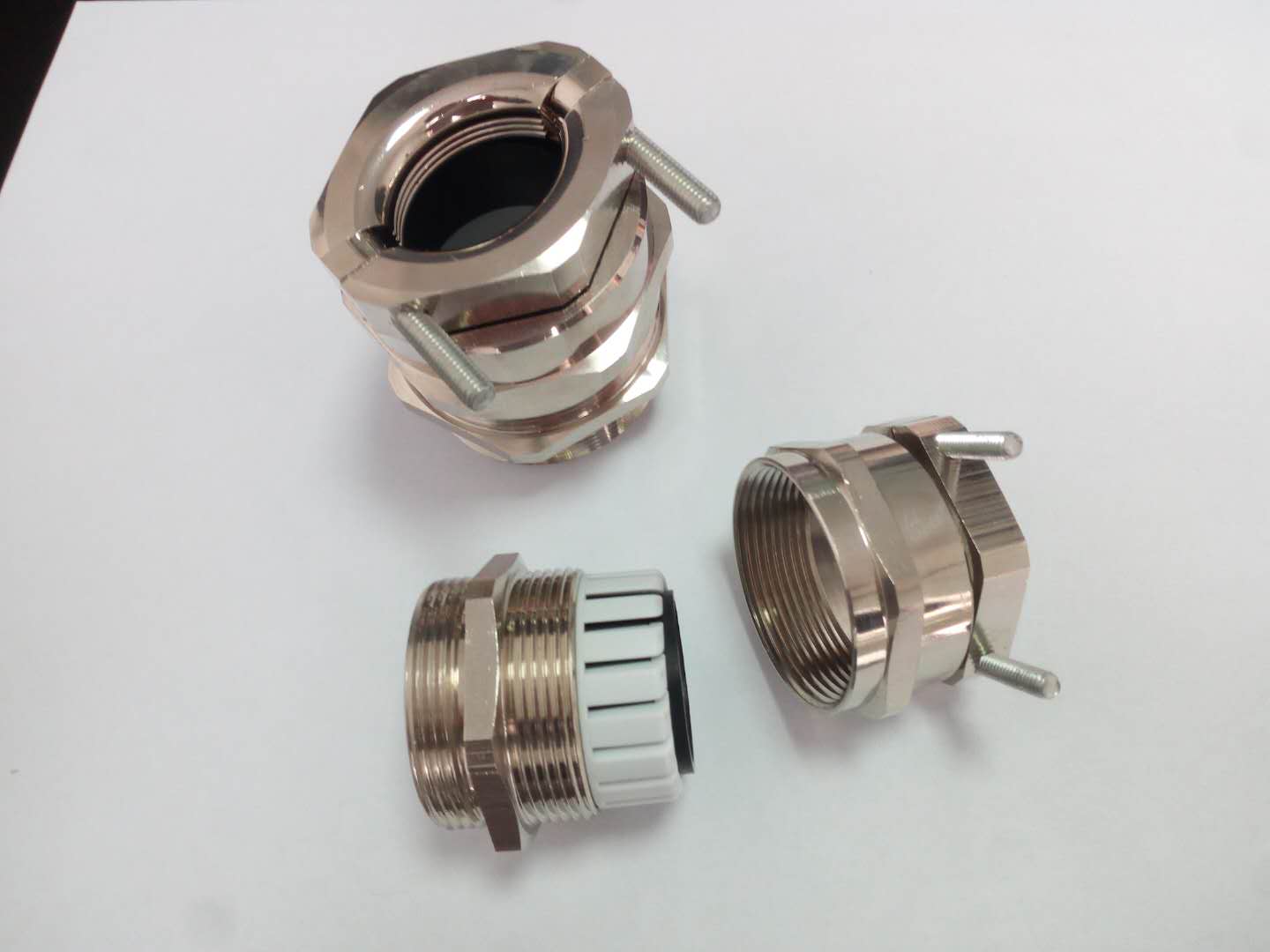 供应灵武市电子仪表用m48镀镍黄铜电缆套头25-32价格