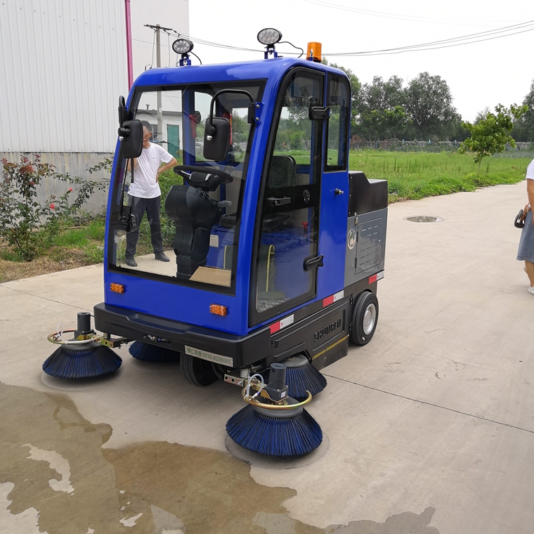 大吸力电动扫地车